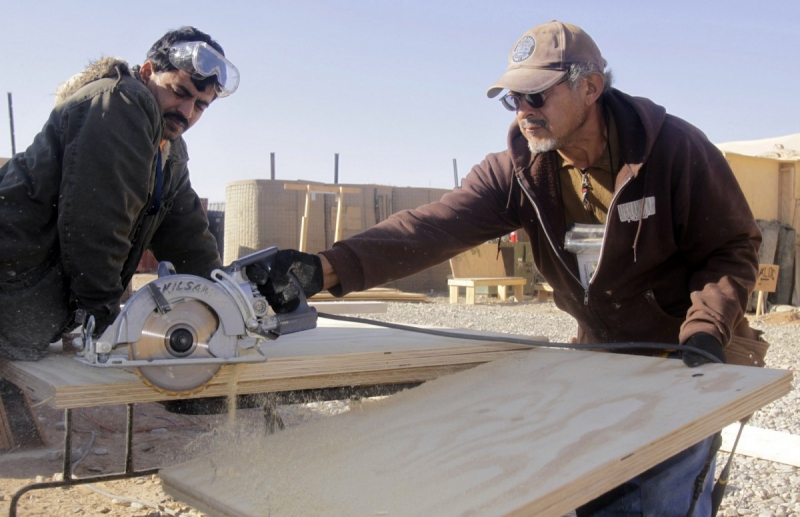 ebeniste-FORCALQUEIRET-min_men_working_construction_sawing_wood_building_marines_workers_equipment-1064481