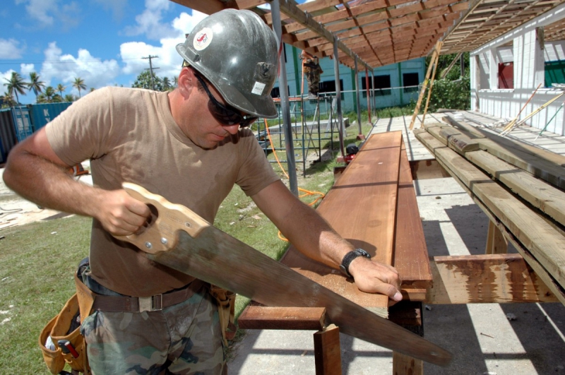 ebeniste-FORCALQUEIRET-min_worker_construction_building_carpenter_male_job_build_helmet-893290